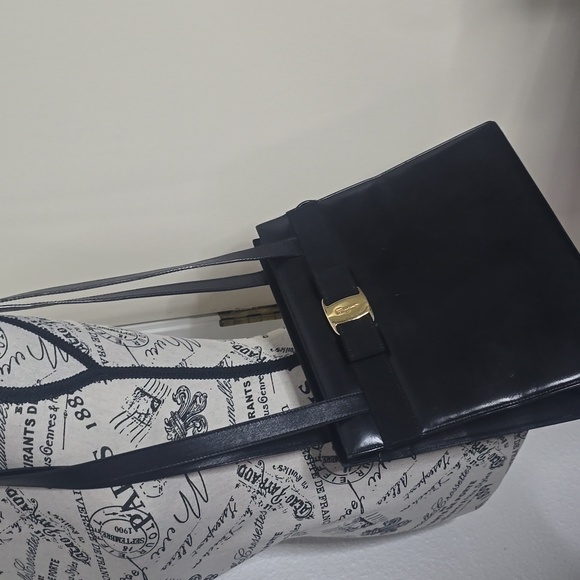 Salvatore Ferragamo Elegant Vera Bow Black & Gold Shoulder Bag (EUC)(COA)✨️🖤✨️ - Picture 2 of 16